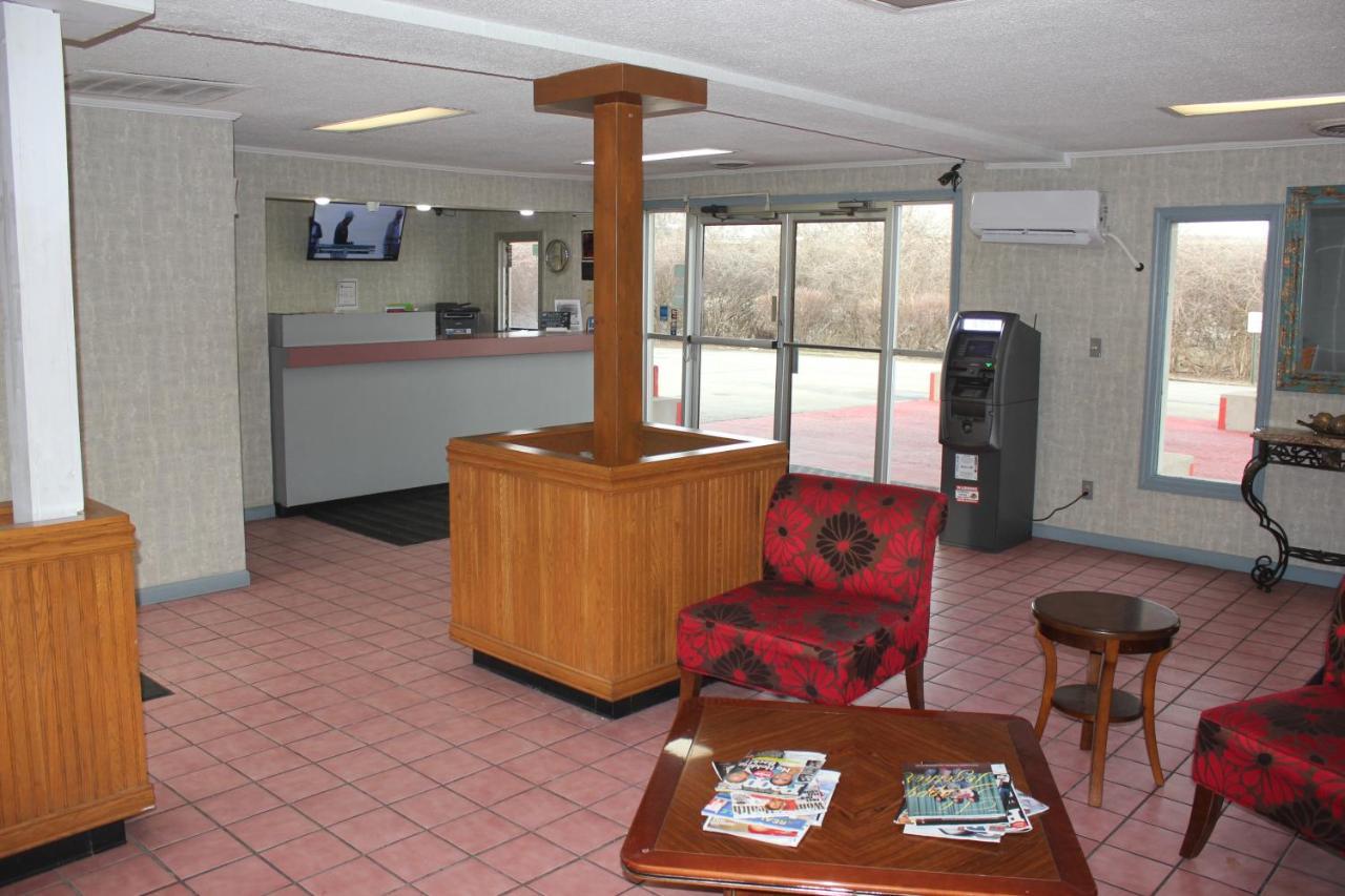 Red Carpet Inn - Louisville Buitenkant foto