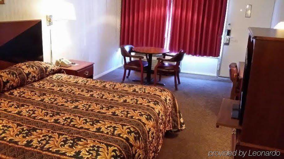 Red Carpet Inn - Louisville Buitenkant foto