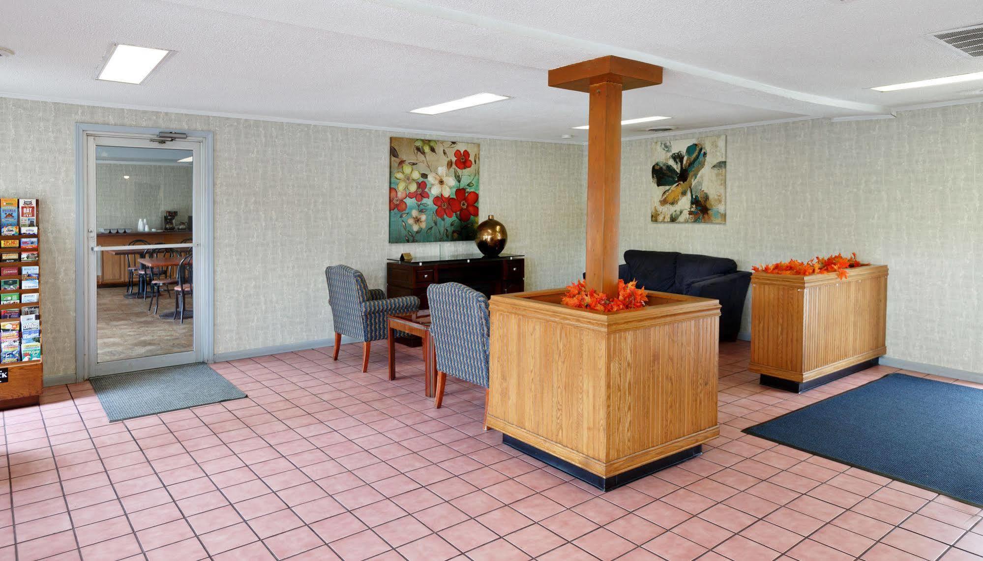 Red Carpet Inn - Louisville Buitenkant foto